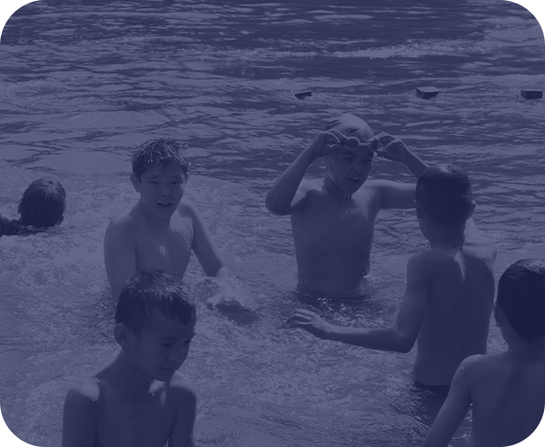 КУПАЮТСЯ В РЕЧКЕ